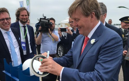 King Willem Alexander signing the SoluForce hydrogen sample