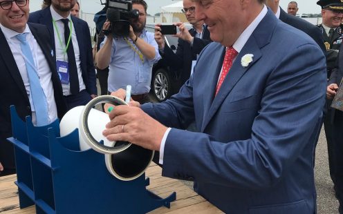 King Willem Alexander signing the SoluForce hydrogen sample