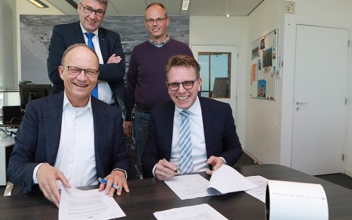 General Director of Pipelife Mark van Loon (seated left) and Cas König of Groningen Seaports (seated right) signing the cooperationagreement. Behind them: Eertwijn van den Dool (l) en Herbert Colmer (r) of Groningen Seaports